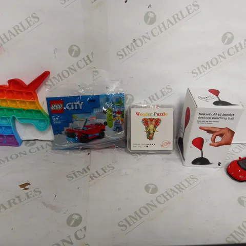 BOX OF APPROX 20 ASSORTED TOYS TO INCLUDE - LEGO CITY 30568 - WOODEN PUZZLE OF ELEPHANT - DESKTOP PUNCHING BALL ECT