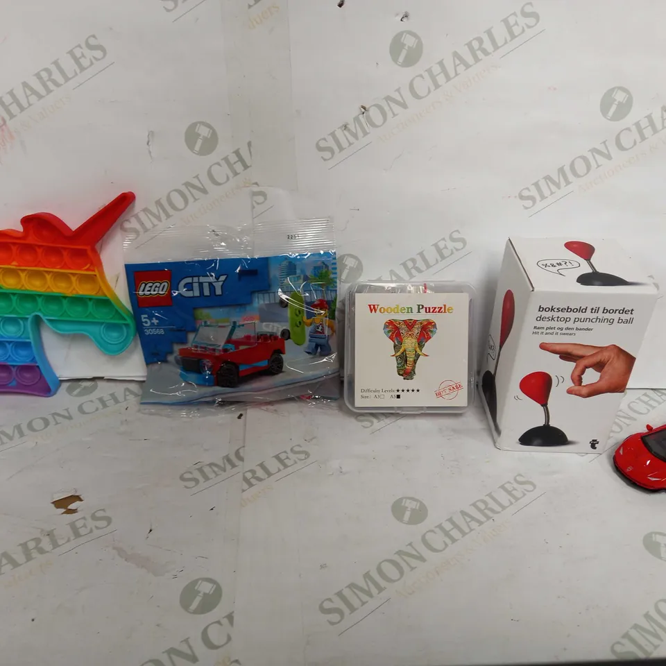 BOX OF APPROX 20 ASSORTED TOYS TO INCLUDE - LEGO CITY 30568 - WOODEN PUZZLE OF ELEPHANT - DESKTOP PUNCHING BALL ECT