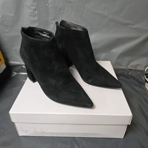 BEN DE LISI BLOCK HEEL POINTED TOE SUEDE BOOTS - BLACK - SIZE 6