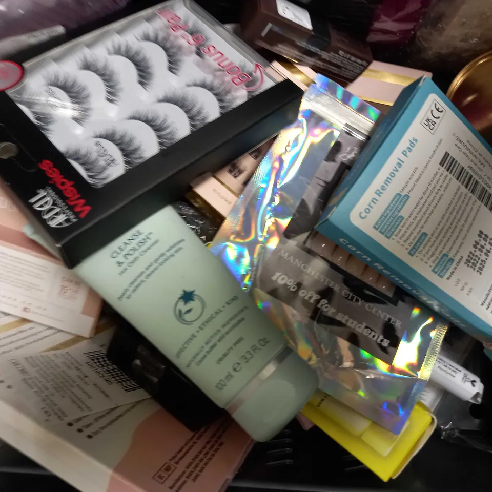 LOT OF APPROXIMATELY 20 ASSORTED HEALTH & BEAUTY ITEMS, TO INCLUDE TOOTHBRUSH HEADS, LASHES, PRIMER, ETC