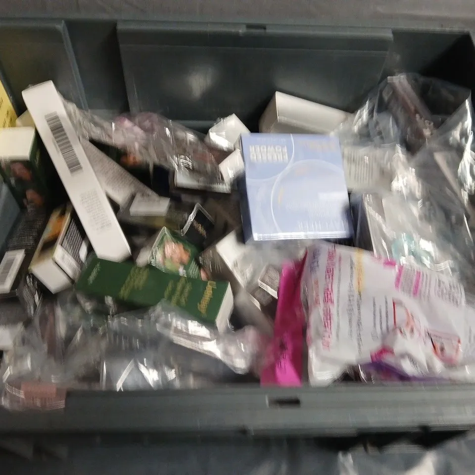 APPROXIMATELY 15 ASSORTED HEALTH & BEAUTY PRODUCTS 