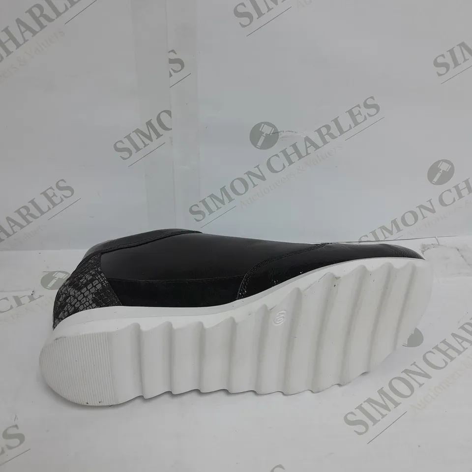 BOXED PAIR OF RUTH LANGSFORD WEDGE TRAINERS IN BLACK SIZE 7
