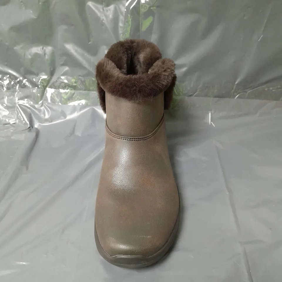 SKECHERS ENDEAVER BOOTS CHOCOLATE SIZE 7