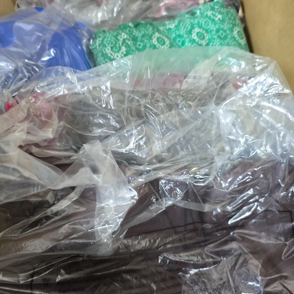 APPROX 20 ASSORTED ITEMS OF CLOTHING IN VARIOUS SIZES TO INCLUDE TOPS, JUMPERS, DRESSES, ETC 