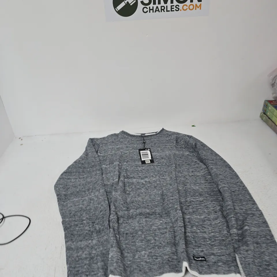 BOX OF APPROXIMATELY 20 ASSORTED CLOTHING ITEMS TO INCLUDE: THREADBARE JUMPER