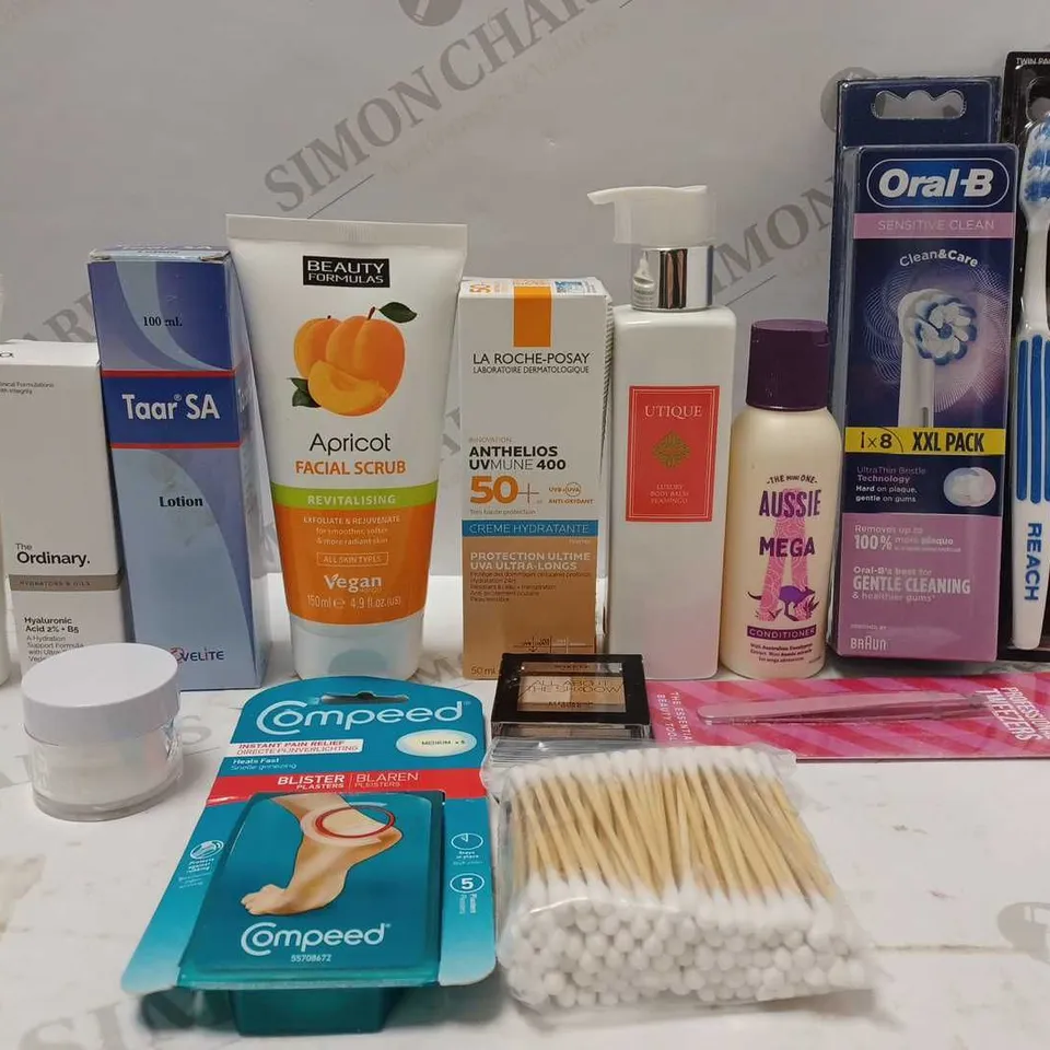 LOT OF APPROX 12 ASSORTED BEAUTY PRODUCTS TO INCLUDE AUSSIE MEGA CONDITIONER, THE ORDINARY HYALURONIC ACID, FRESH SOY FACE CLEANER, ETC