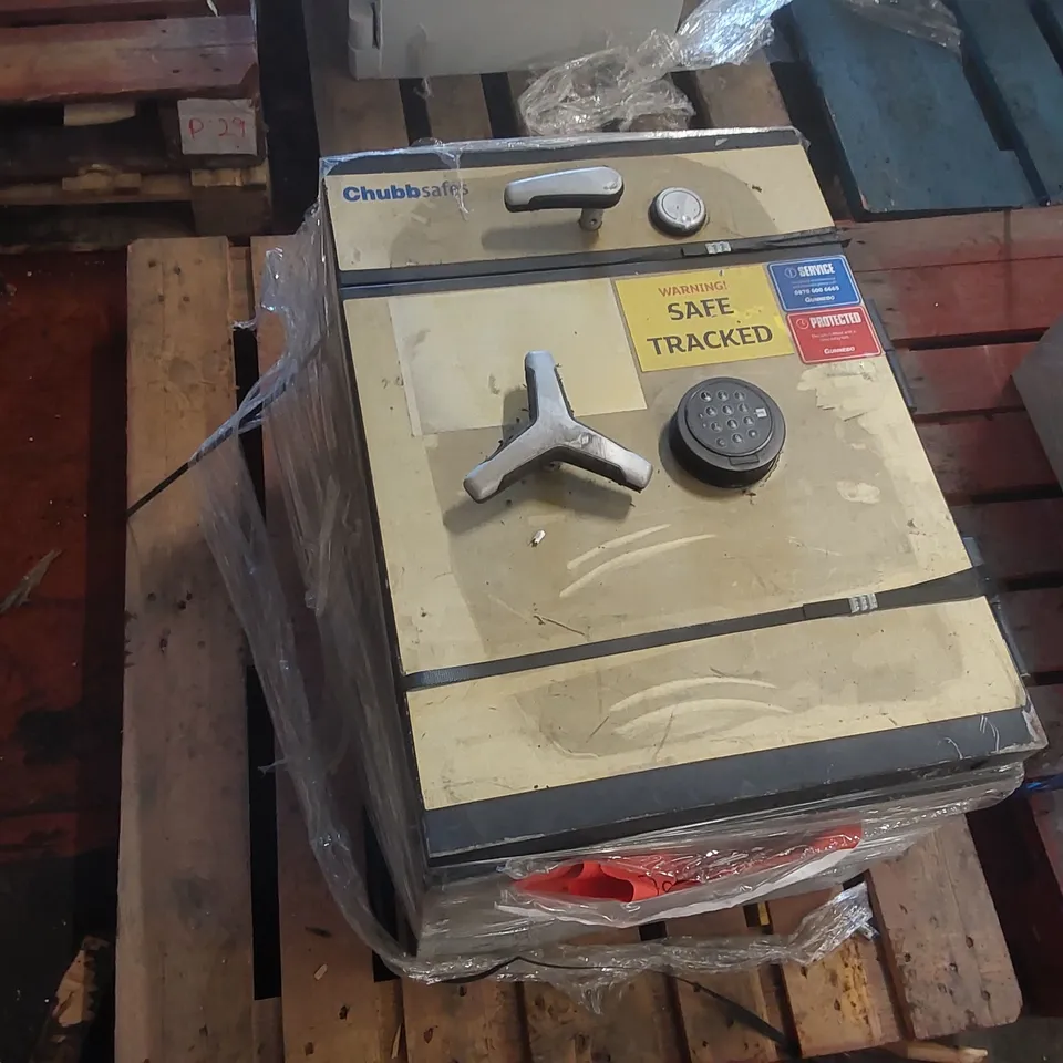 CHUBBSAFES HEAVY DUTY SECURITY SAFE - LOCKED