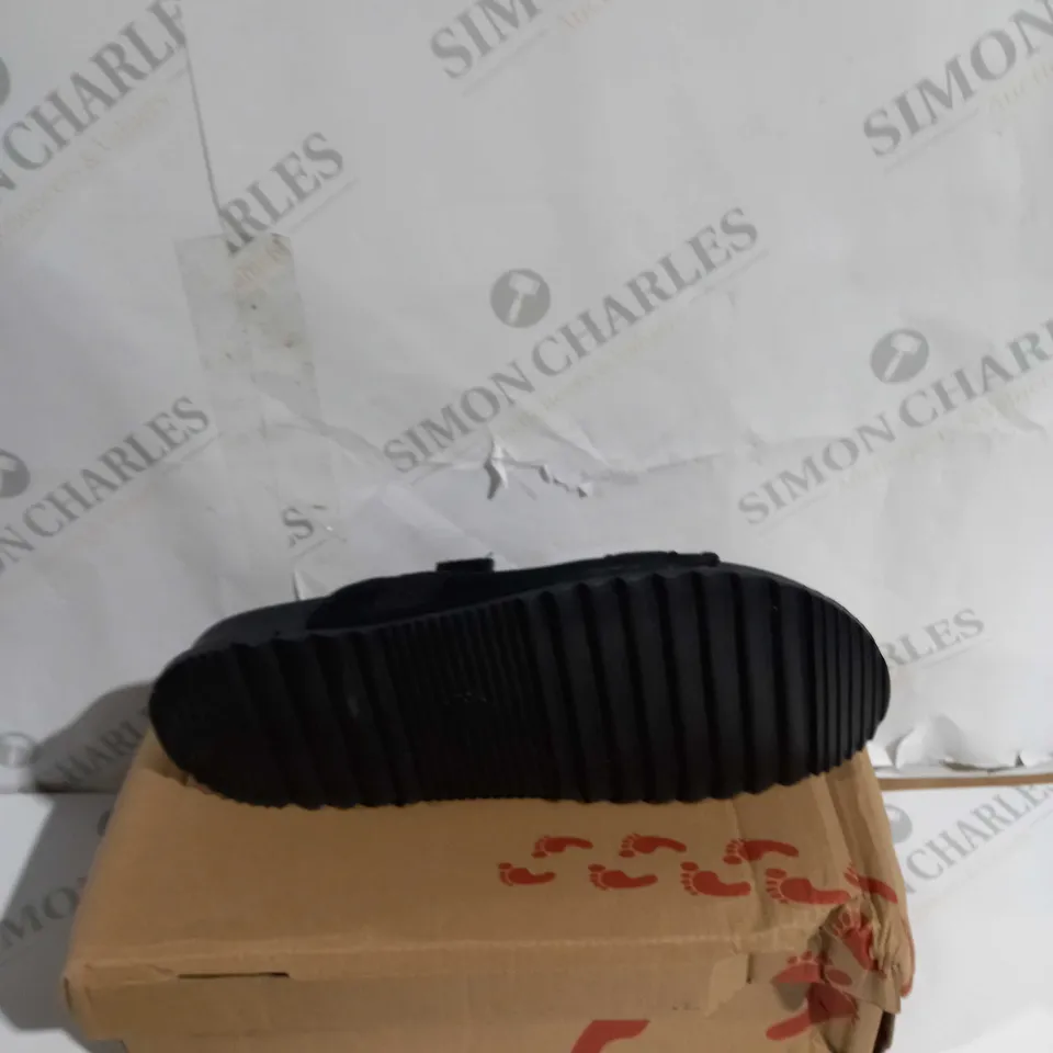 BOXED PAIR OF SIZE 43 SANDALS IN BLACK