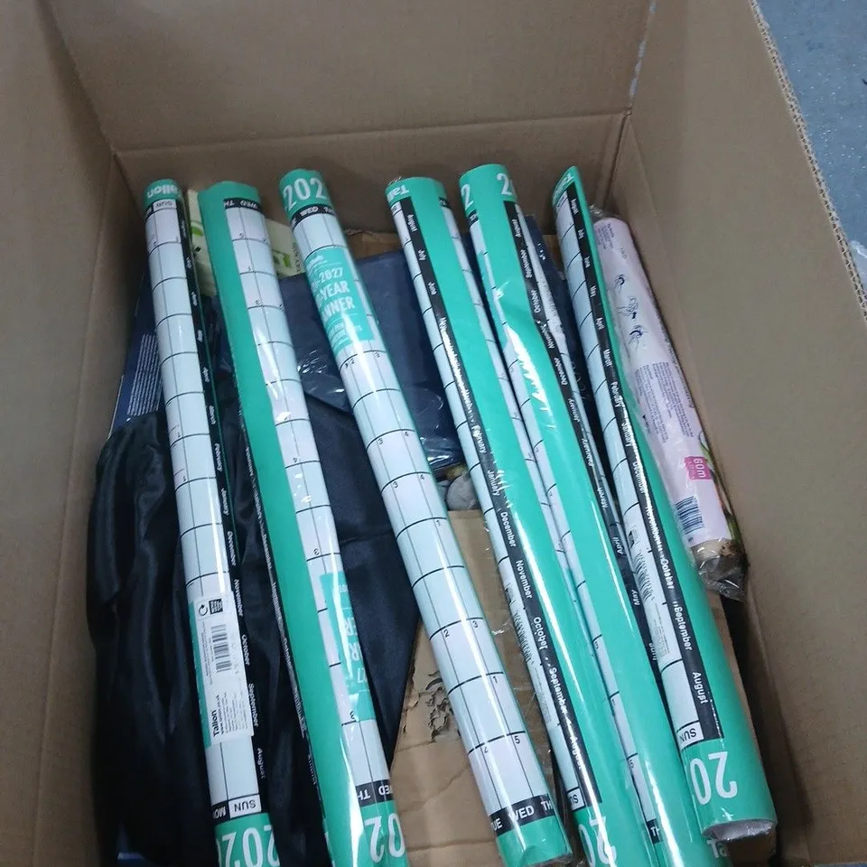 BOX OF APPROXIMATELY 10 ASSORTED ITEMS INCLUDING A TALLON 2026-2027 MID-YEAR PLANNER, A NERF SUPER SOAKER AND Q-CONNECT QUICK NOTES