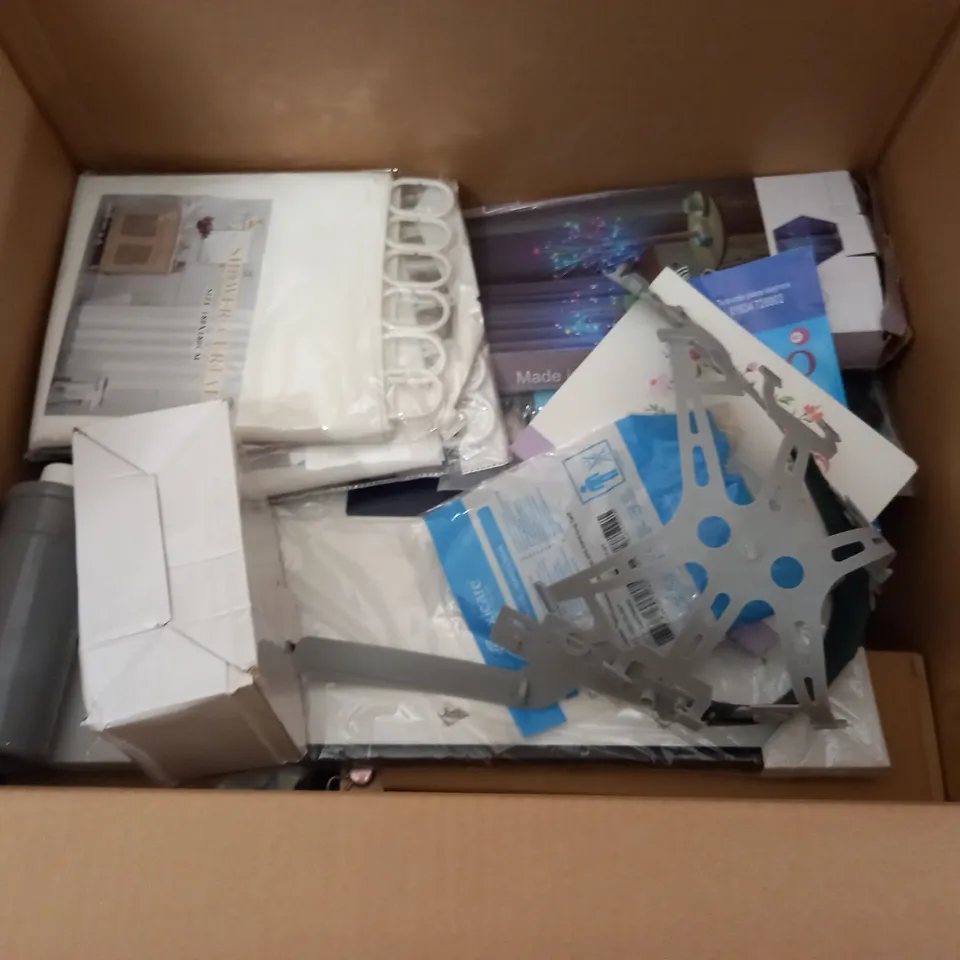 LARGE QUANTITY OF ASSORTED HOUSEHOLD ITEMS TO INCLUDE BAMBOO BOTTLES, WOODEN TRAYS AND RESISTANCE LOOP BANDS