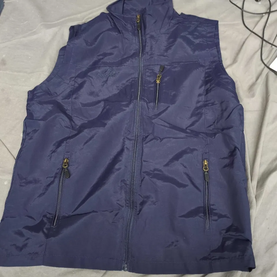 NAVY OUTDOOR VEST WITH MULTIPLE ZIP POCKETS – MEN’S CLOTHING (VERIFY MODEL)
