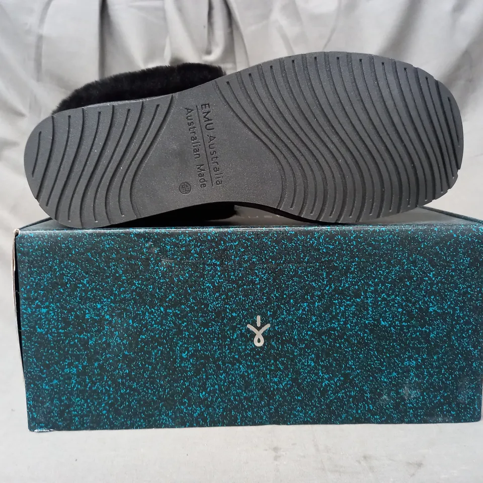 BOXED PAIR OF EMU AUSTRALIA SLIPPERS IN BLACK SIZE 10