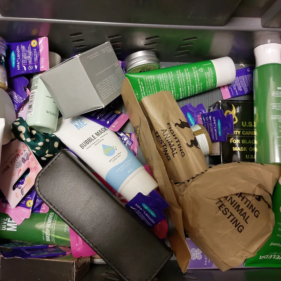 BOX OF APPROX 15 COSMETIC ITEMS TO INCLUDE CHAMPNEYS BUBBLE BATH, TANGLE TEEZER AND AVEENO MOISTURISING CREAM
