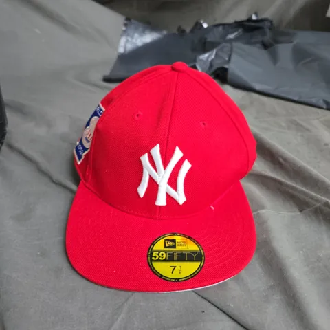 NEW ERA WORLD SERIES 1953 PATCH CAP – RED CROWN, LIGHT GRAY BRIM