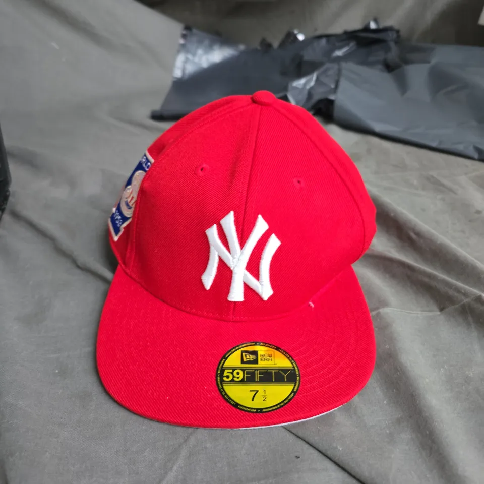 NEW ERA WORLD SERIES 1953 PATCH CAP – RED CROWN, LIGHT GRAY BRIM