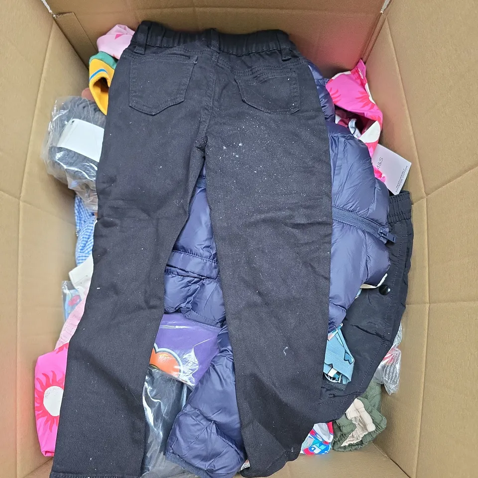 BOX OF APPROXIMATELY 25 ASSORTED KIDS CLOTHING ITEMS TO INCLUDE - TOP , SHORTS , T-SHIRT ETC