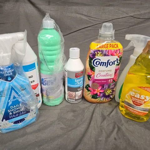 APPROXIMATELY 10 ASSORTED LIQUIDS TO INCLUDE EASY WASHING UP LIQUID, COMFORT PERFUME CREATIONS, DRAIN AND PLUG UNBLOCKER, ETC - COLLECTION ONLY
