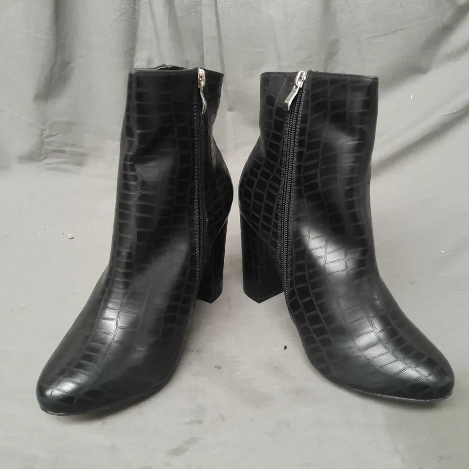 BOXED PAIR OF PRETTY LITTLE THING WIDE FIT BLOCK HEEL ANKLE BOOTS IN BLACK CROC SIZE 8