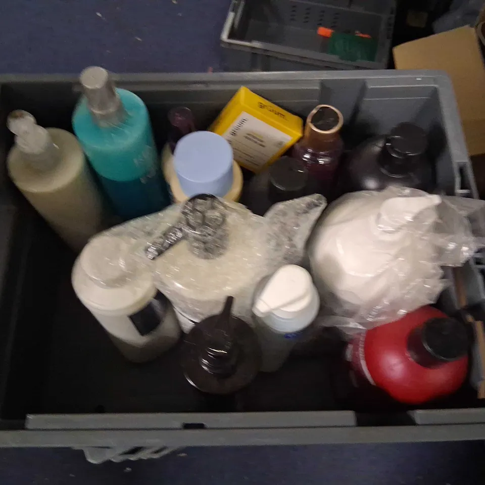 APPROXIMATELY 20 ASSORTED HEALTH AND BEAUTY PRODUCTS TO INCLUDE; EXCEL, LOREAL, PHILIP KINGSLEY AND AUSSIE