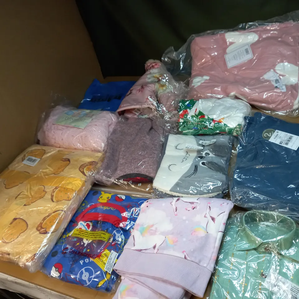 LOT OF APPROX 20 ASSORTED KIDS CLOTHING ITEMS TO INCLDE BABY GROWS, T-SHIRTS AND COATS