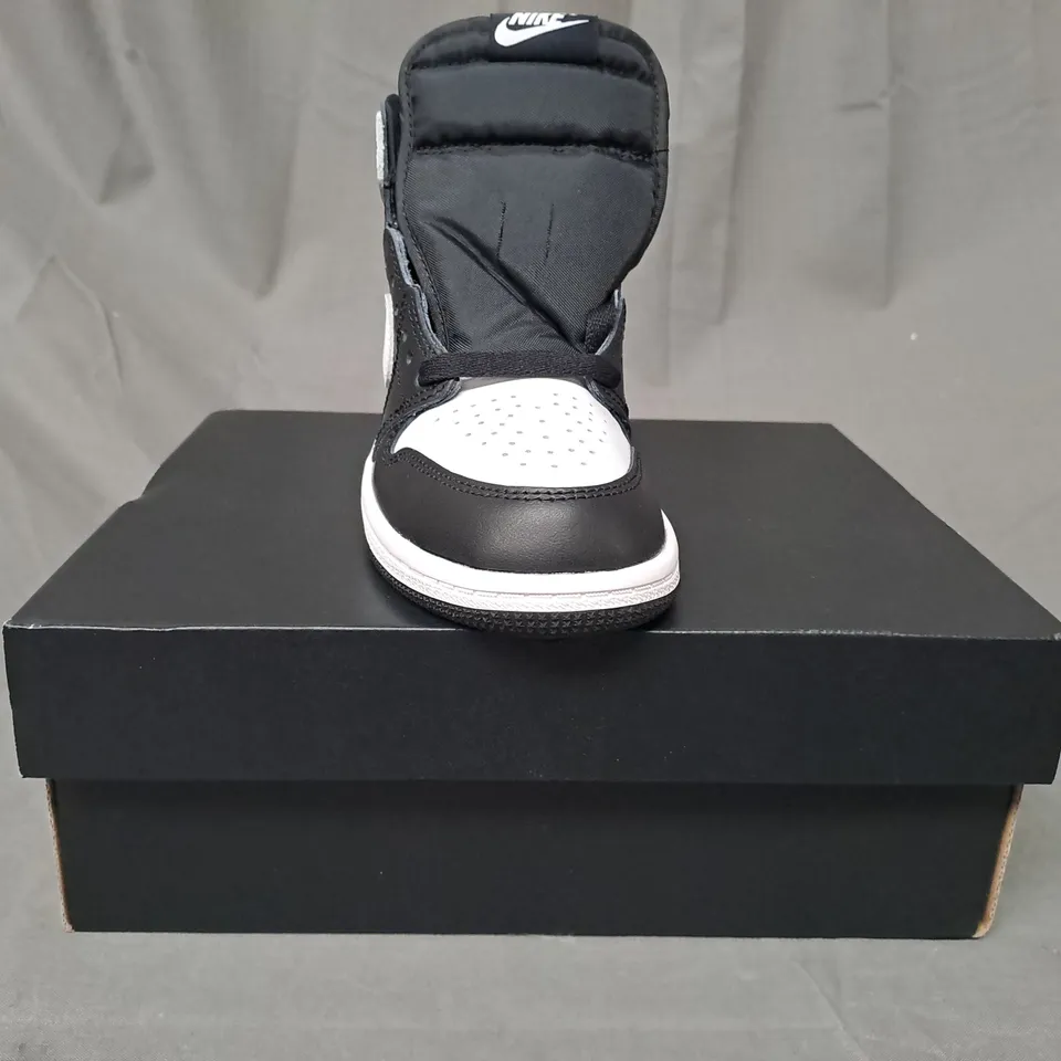 BOXED PAIR OF NIKE JORDAN 1 RETRO HIGH KIDS SHOES IN BLACK/WHITE UK SIZE 13.5