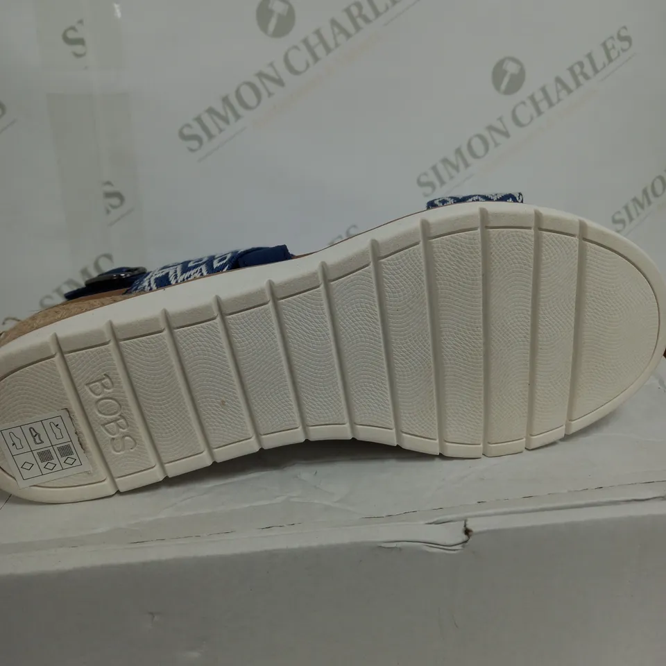 BOXED PAIR OF SKECHERS BEACH KISS OCEAN RUSH WEDGE SANDALS IN NAVY SIZE 5
