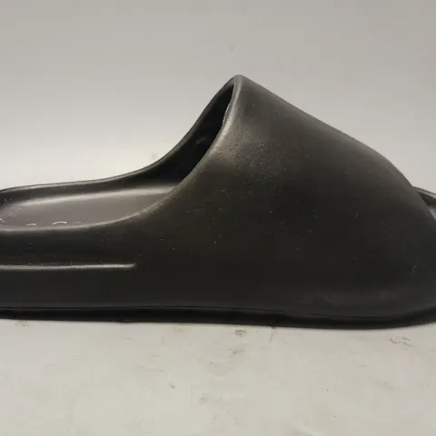BOXED PAIR OF SOLE LONDON FOOTBED SLIDERS IN BLACK SIZE 3