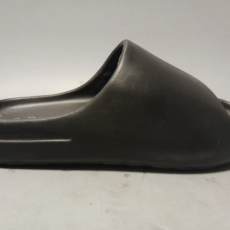 BOXED PAIR OF SOLE LONDON FOOTBED SLIDERS IN BLACK SIZE 3