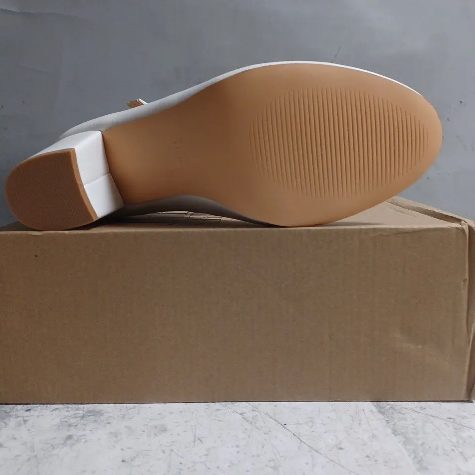 BOXED PAIR OF WHERE'S THAT FROM CLOSED TOE BLOCK HEEL SHOES IN WHITE SIZE UK 6