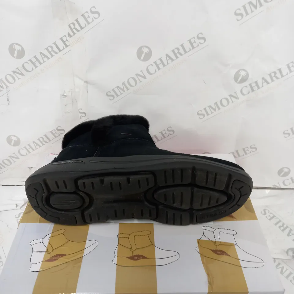 PAIR OF SKECHERS GO WALK ARCH FIT SUEDE CHUGGA BOOT BLACK, UK SIZE 7