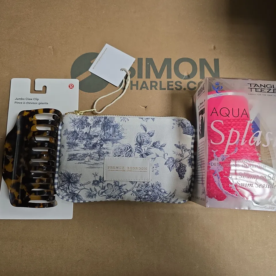 APPROXIMATELY 10 ASSORTED HEALTH & BEAUTY PRODUCTS TO INCLUDE JUMBO CLAW CLIP, DETANGLING BRUSH, FRENCH BEDROOM MAKE-UP BAG ETC - COLLECTION ONLY