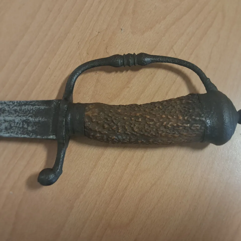 DECORATIVE CURVED 17" KNIFE