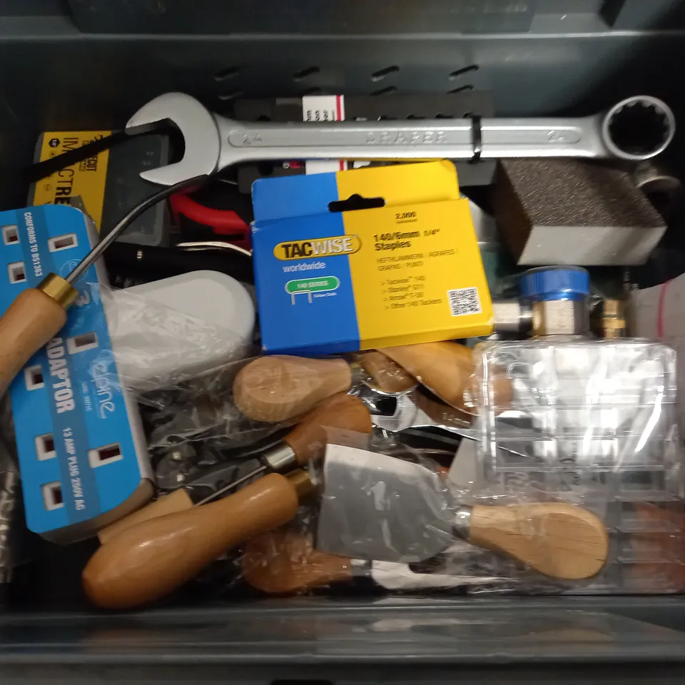 LARGE QUANTITY OF ASSORTED HOUSEHOLD DIY ITEMS TO INCLUDE JIGSAW BLADES, MALLET AND SILVERLINE SANDING DISCS
