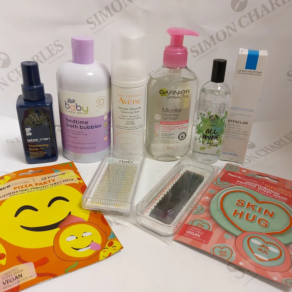 BOX OF APPROX 20 COSMETIC ITEMS TO INCLUDE GANIER MICELLAR WATER, LA ROCHE POSAY EFFACLAR AND LABEL.MEN THICKENING TONIC