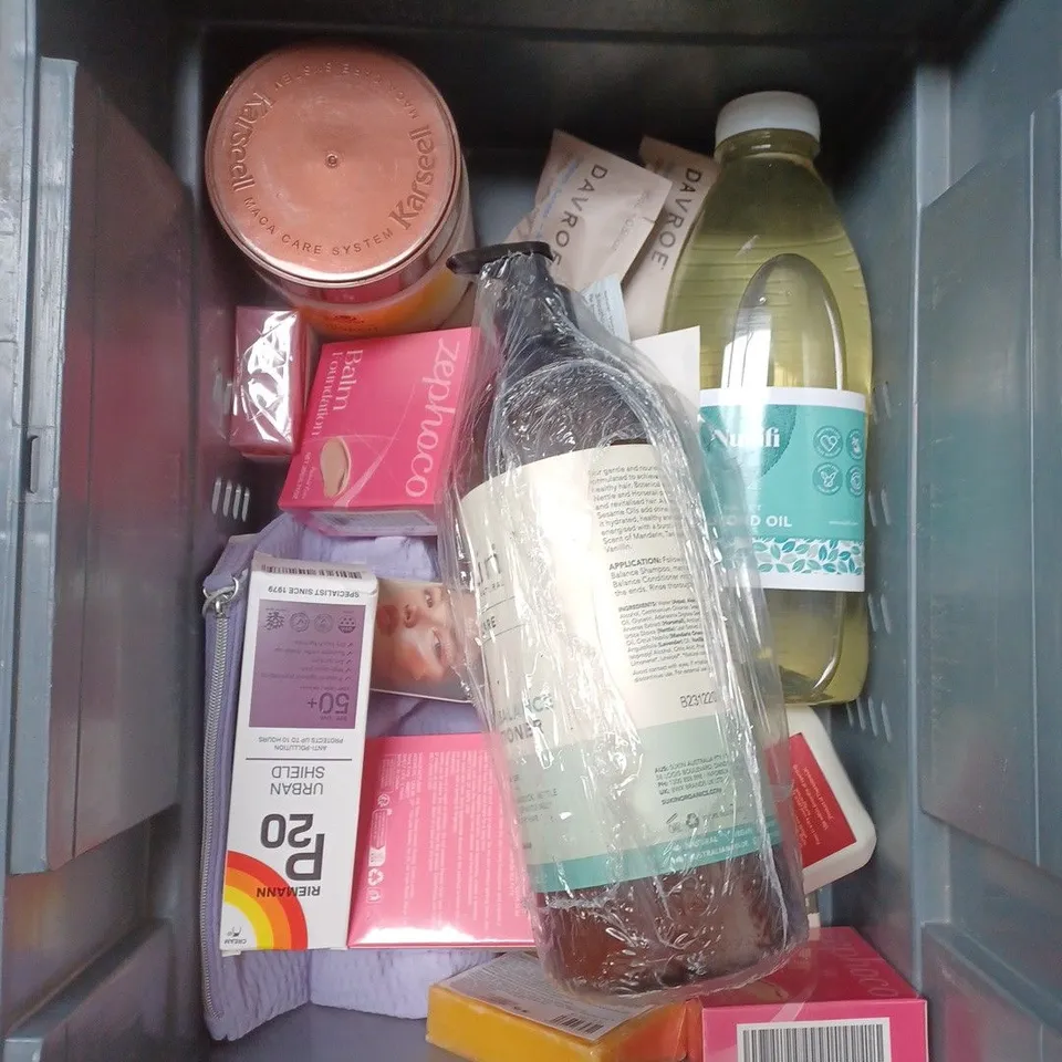 APPROXIMATEY 20 HEALTH AND BEAUTY PRODUCTS TO INCLUDE CHILD'S FARM BODY WASH, SIMPLE SHOWER GEL AND AVEENO BODY WASH