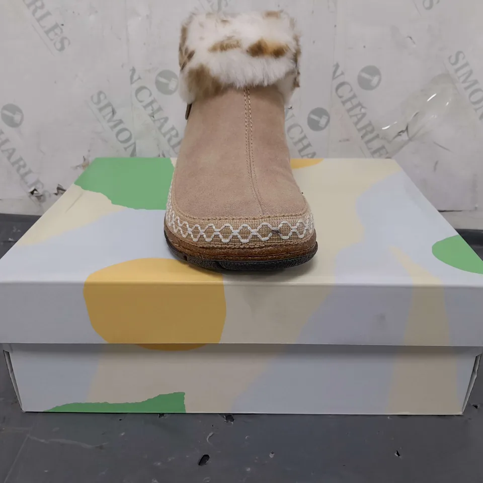 BOXED PAIR OF EARTH ORIGINALS EMMALYN BOOTIES IN BEIGE SIZE 6