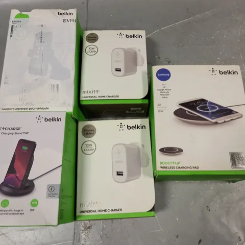 LOT OF 5 ASSORTED BELKIN TECH ITEMS TO INCLUDE WIRELESS CHARGING PAD, HOME CHARGER AND PHONE STAND