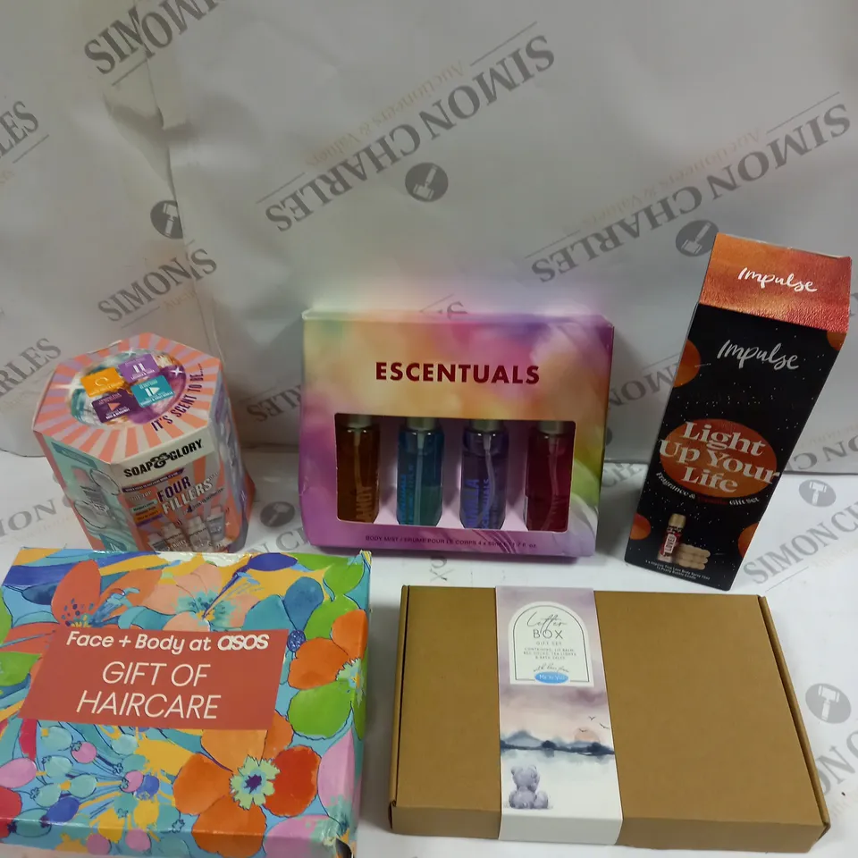 APPROXIMATELY 5 ASSORTED HEALTH & BEAUTY GIFT SETS TO INCLUDE ME TO YOU LETTER BOX, ESCENTUALS, SOAP & GLORY FOUR FILLERS ETC 