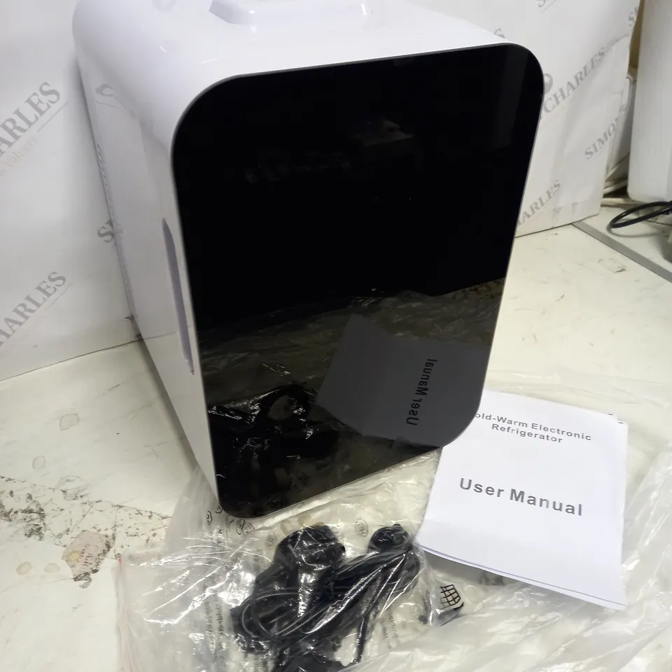 WHITE MINI FRIDGE