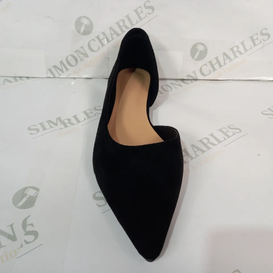 PAIR OF DESIGNER POINTED TOE SLIP-ON FLAT SHOES IN BLACK EU SIZE 38