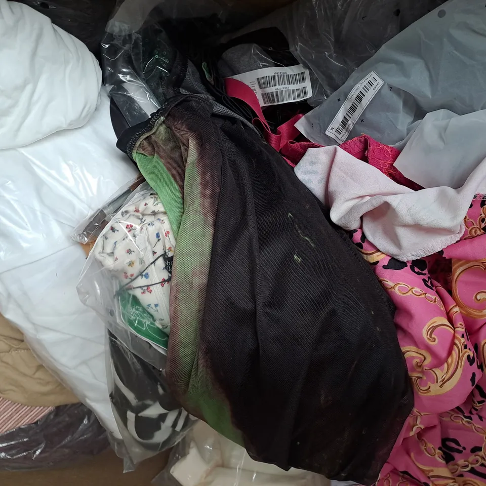 BOX OF APPROXIMATELY 20 ASSORTED CLOTHING & FASHION ITEMS IN VARIOUS STYLES AND SIZES TO INCLUDE SHEIN, H&M, ETC