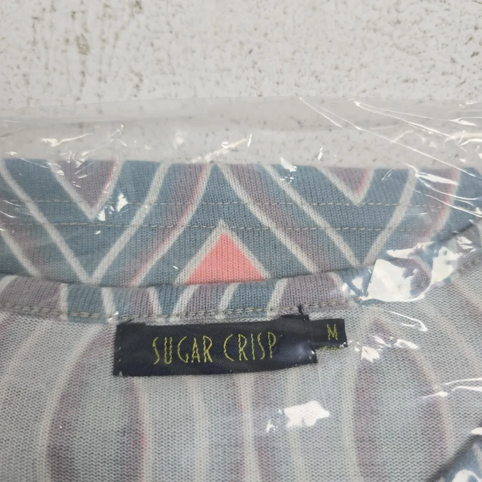 SUGAR CRISP WOMEN'S GEOMETRIC PRINT TOP, BLUE/GRAY WITH PINK ACCENTS, SIZE M
