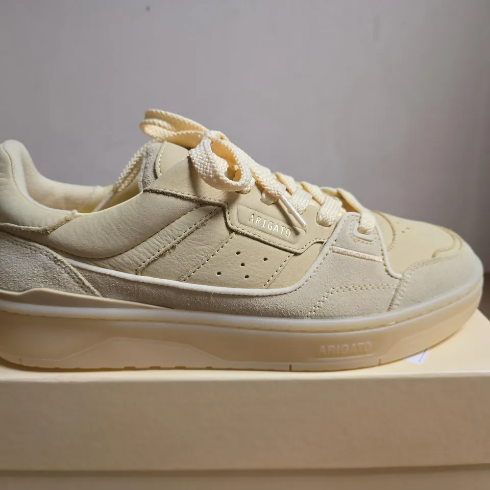 BOXED PAIR OF AXEL ARIGATO CLAY SNEAKER – LUK SIZE 8