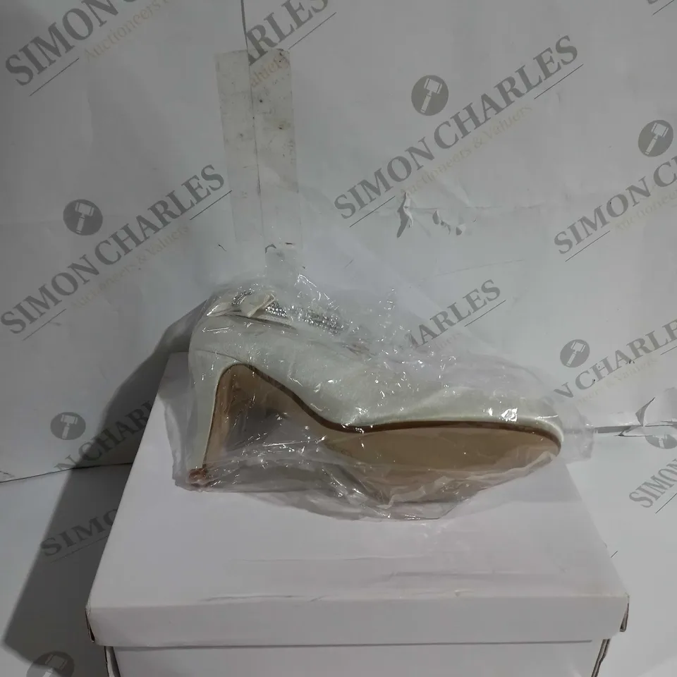 BOXED PAIR OF SIZE 6 WHITE JEWELLED HEELS 