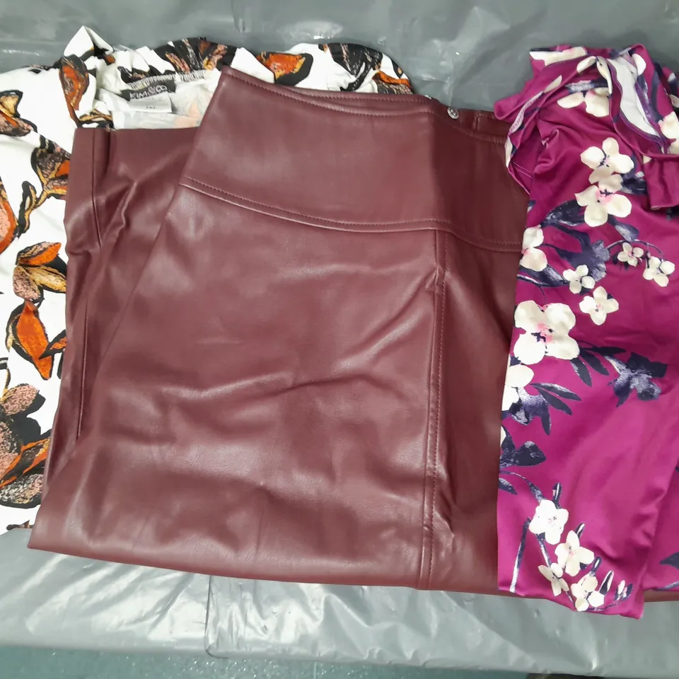 BOX OF APPROXIMATELY 10 ASSORTED CLOTHING AND FASHION ITEMS IN VARIOUS STYLES, SIZES, AND COLOURS - COLLECTION ONLY
