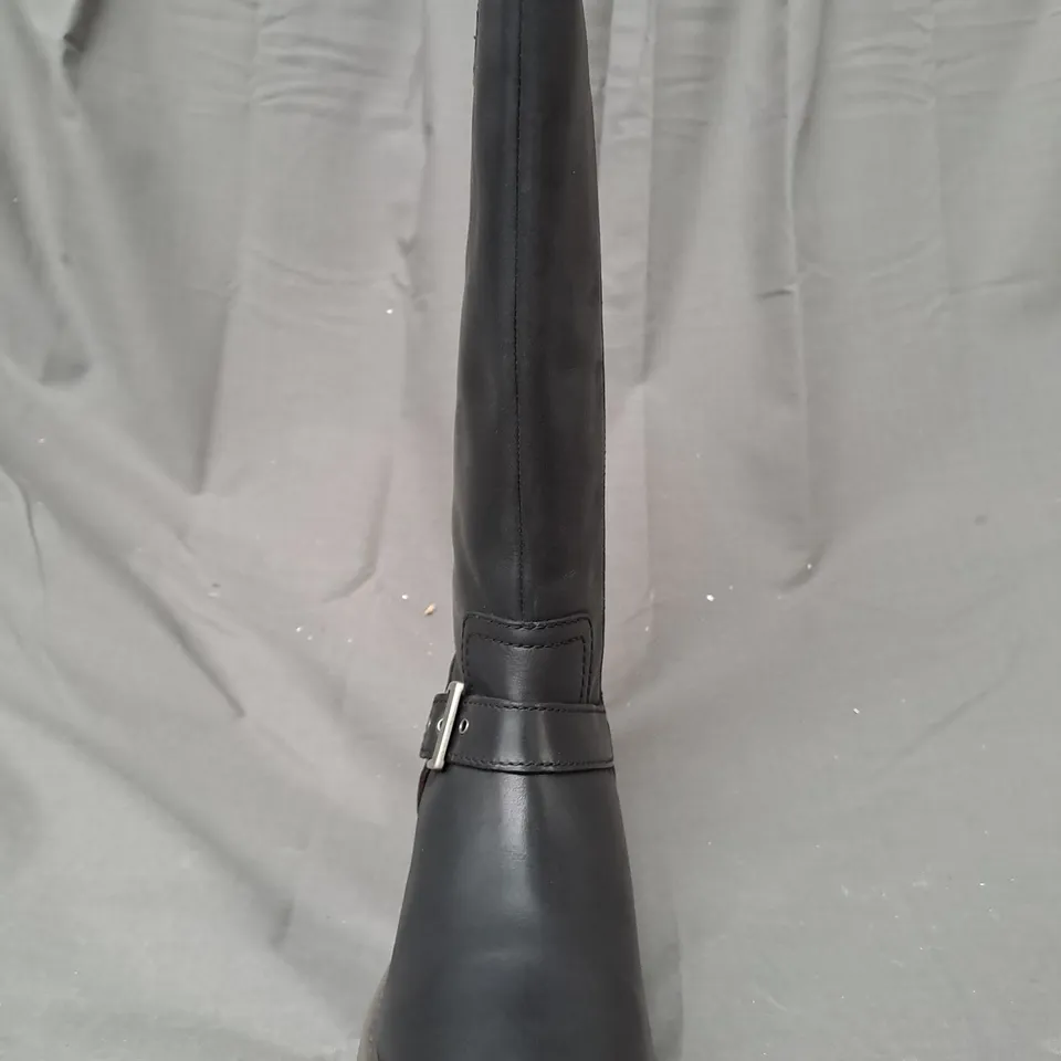 BOXED PAIR OF MOSHULU STARGAZER BOOTS IN BLACK UK SIZE 6