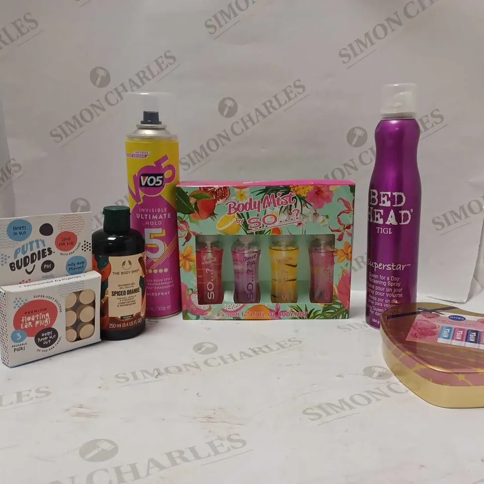 LOT OF APPROXIMATELY 20 COSMETICS ITEMS TO INCLUDE VO5 INVISIBLE ULTIMATE HOLD 5 HAIRSPRAY, THE BODY SHOP SPICED ORANGE SHOWER GEL, BED HEAD SUPERSTAR THICKENING SPRAY, ETC