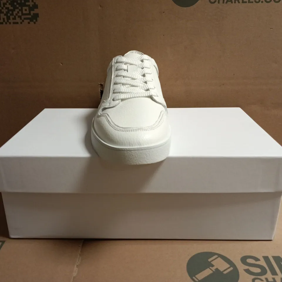 BOXED PAIR OF JUDE LLOW TELIER SHOES IN WHITE SIZE UK 8