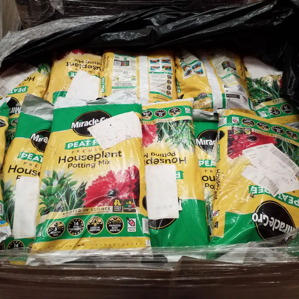 PALLET CONTAINING LARGE QUANTITY OF MIRACLE-GRO PEAT FREE HOUSEPLANT POTTING MIX