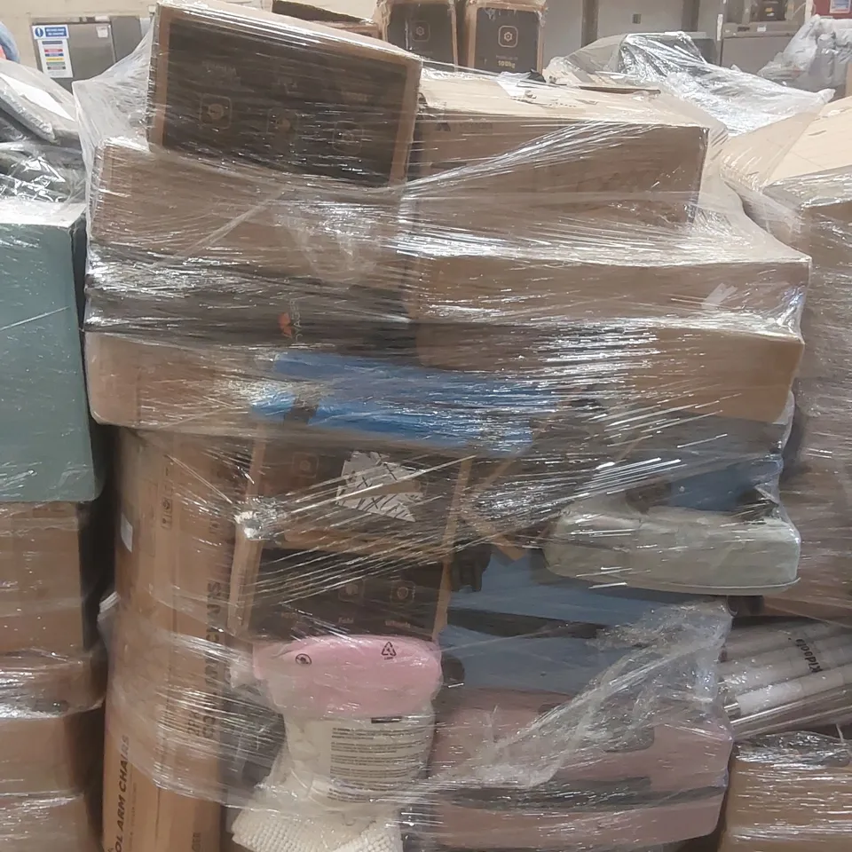 PALLET OF ASSORTED E-COMMERCE GOODS AND PRODUCTS TO INCLUDE: CAMPING CHAIRS, CAMPING WAGONS, BATH MAT, SUITCASES ECT